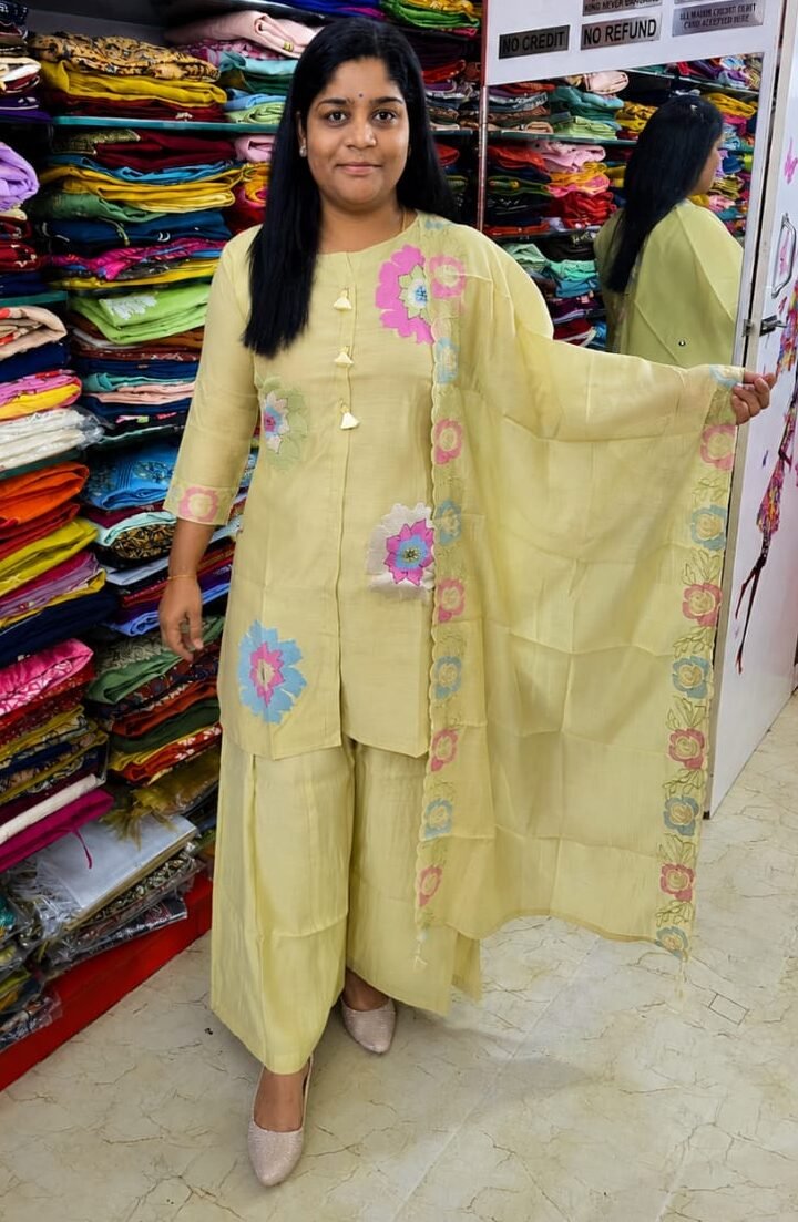 Mull Chanderi Ethnic Wear / Effortless Elegance